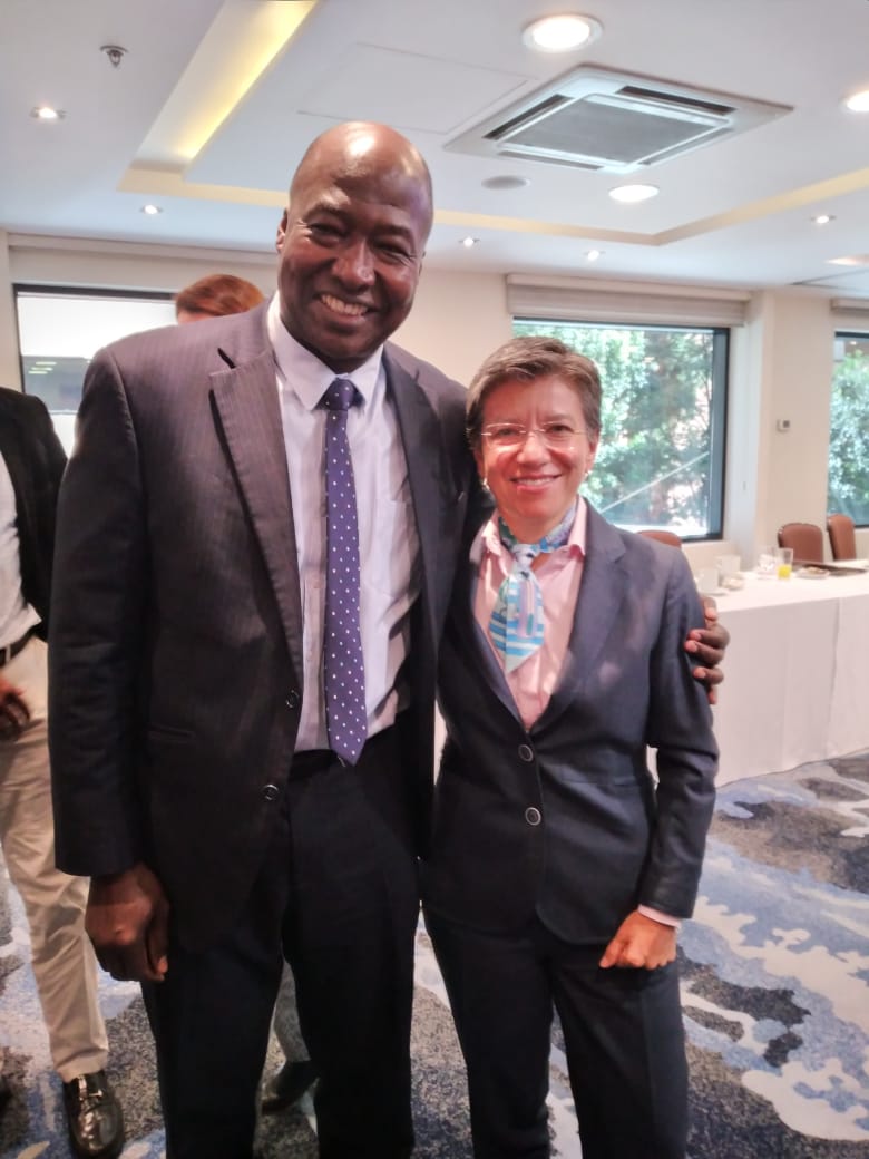 Jeffry Sachs galv y Claudia López.jpeg